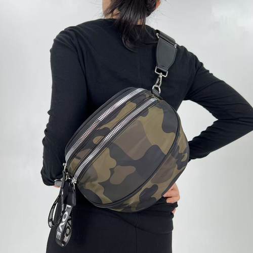 欧美新款女包斜肩挎包大容量多口袋银拉链迷彩女生机车骑士斜挎包