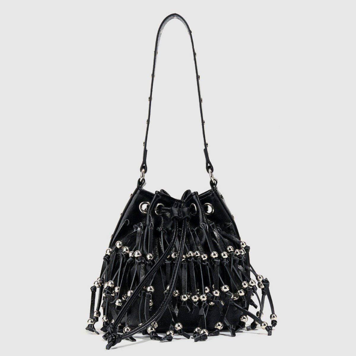 欧美新款朋克暗黑系单肩腋下水桶包金属铆钉流苏串珠百搭女士小包
