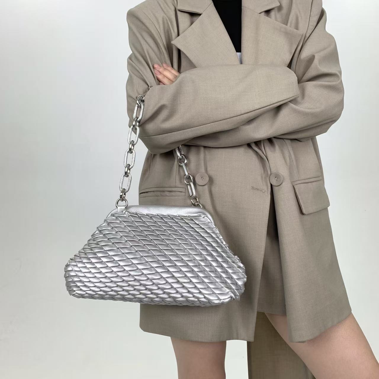 欧洲站新款女士包袋手提夹口包气质贵妇金属链条单肩斜挎包贝壳包