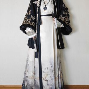 明制汉服女秋冬加绒刺绣小香风披袄立领上衣马面裙汉元素改良套装