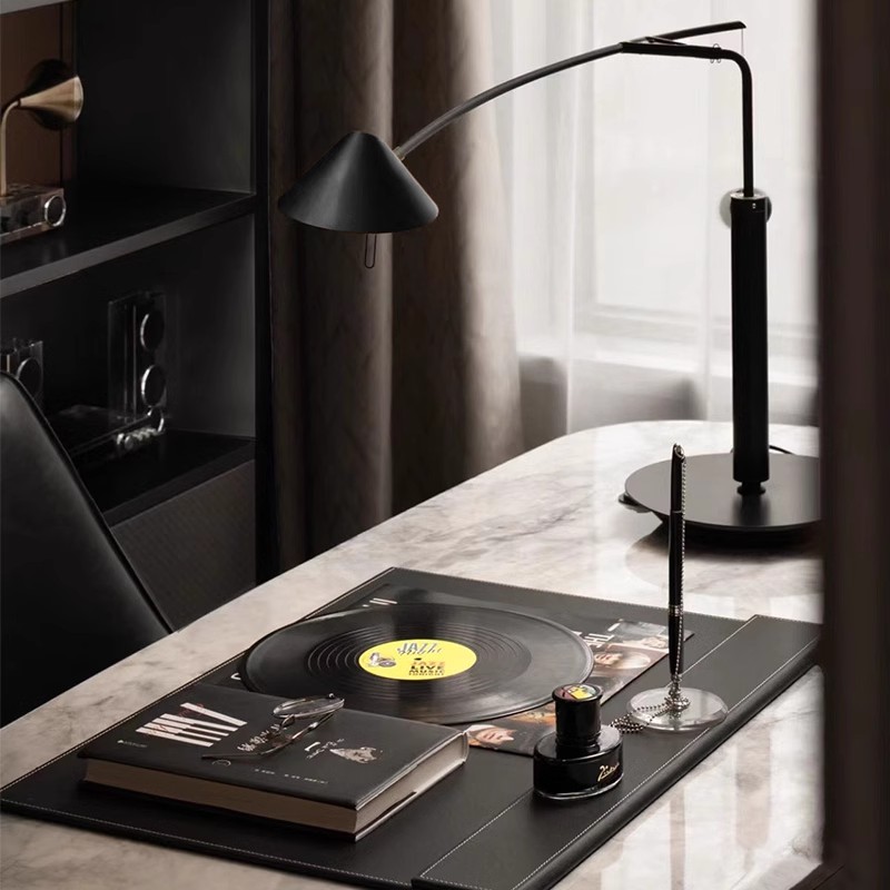 现代轻奢样板间书房书桌办公桌垫音乐唱片钓鱼台灯装饰品摆件组合