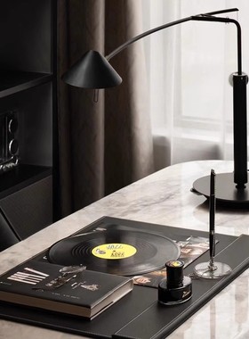 现代轻奢样板间书房书桌办公桌垫音乐唱片钓鱼台灯装饰品摆件组合