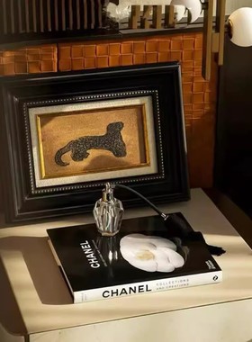 现代轻奢样板间卧室软装搭配摆件组合家居床头柜装饰画香薰装饰品