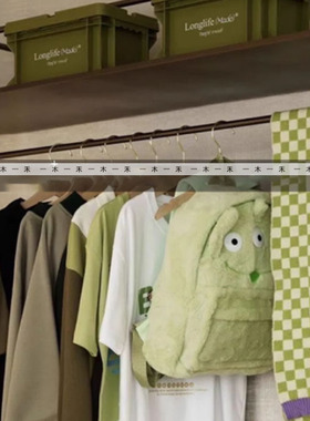 现代样板间儿童房森林系衣柜软装饰品摆件套装绿色收纳盒双肩包