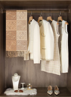 样板间衣帽间软装饰品小香风衣服女士衣柜卧室连衣裙项链摆件组合