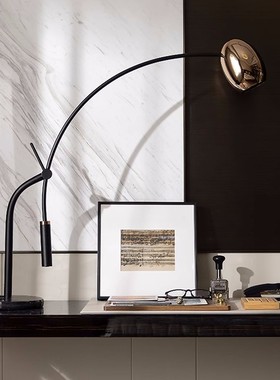 现代轻奢样板间办公书桌挂画垫台灯阅读主题售楼处书房组合装饰品