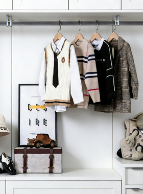 现代正装样板间儿童房男孩房衣帽间衣柜衣橱衣服鞋收纳盒软装摆件