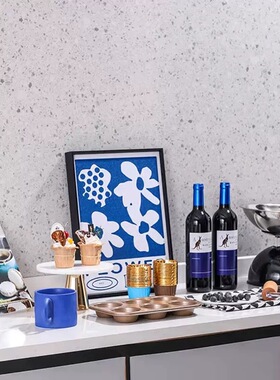 简约风蓝色系样板间厨房装饰品搭配真蛋糕组合软装餐桌摆件饰品