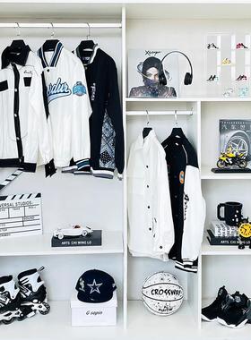 现代简约样板间男孩房衣橱黑白运动服饰组合系列耳机唱片装饰摆件