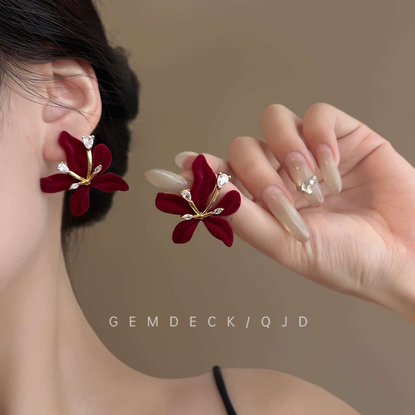 红色丝绒花朵镶钻耳环