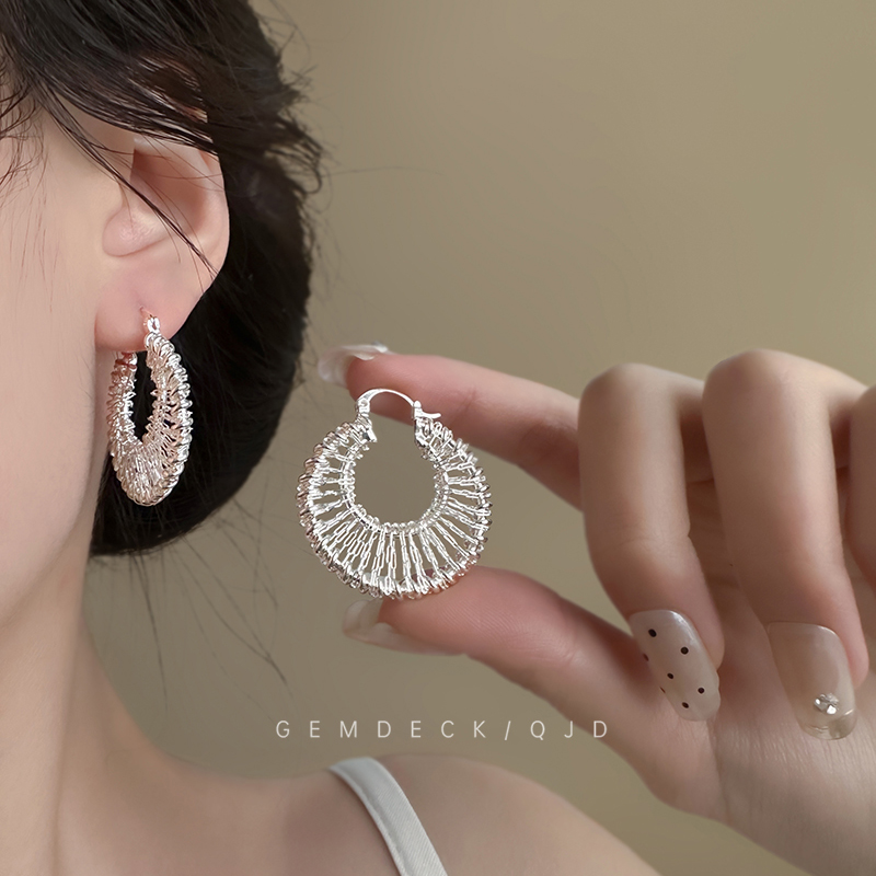 高级感银色月牙镂空编制耳钉