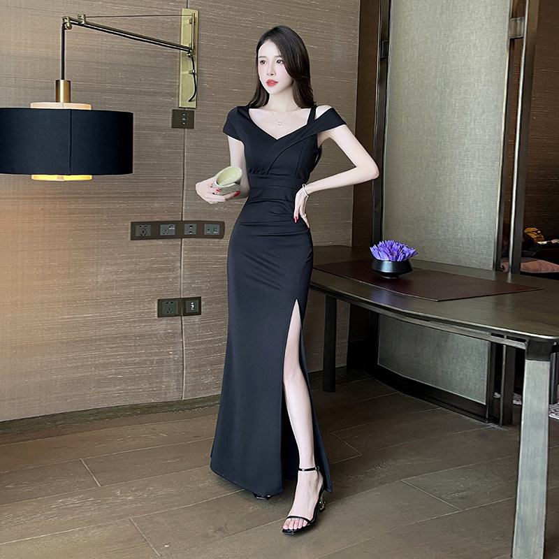 黑色性感V领吊带开衩晚礼服