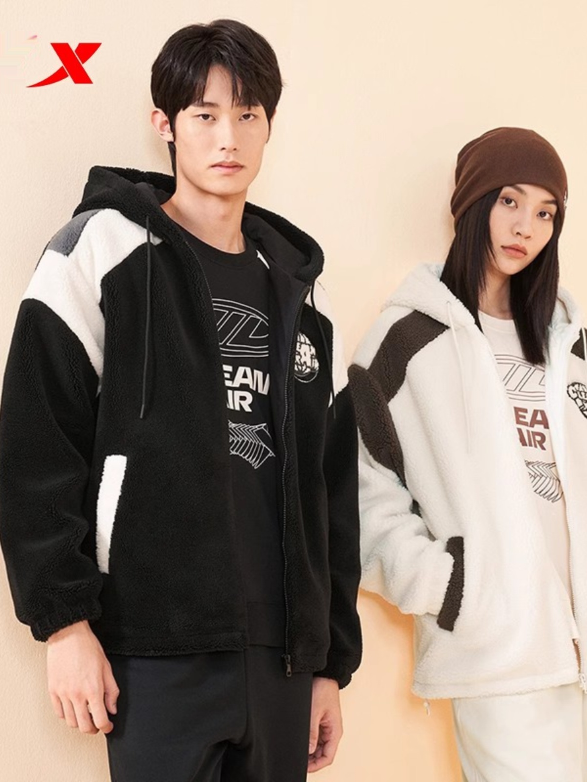 特步情侣装羊羔绒外套男2023女冬季休闲连帽夹克上衣977427940784