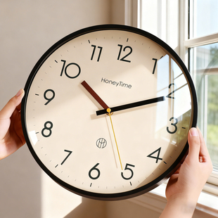 现代简约挂钟餐厅客厅挂墙高级感石英时钟表2025新款 静音家用挂表