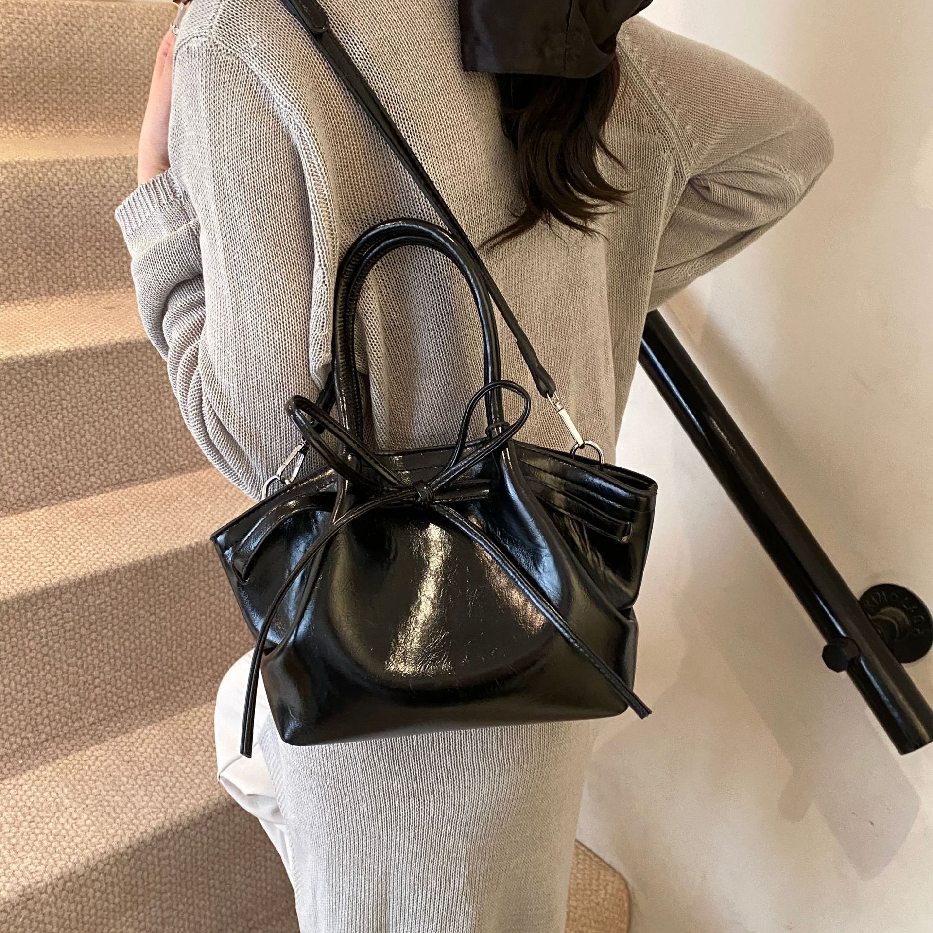 小众褶皱手提菜篮子包包女2025新款潮时尚水桶包蝴蝶结斜挎托特