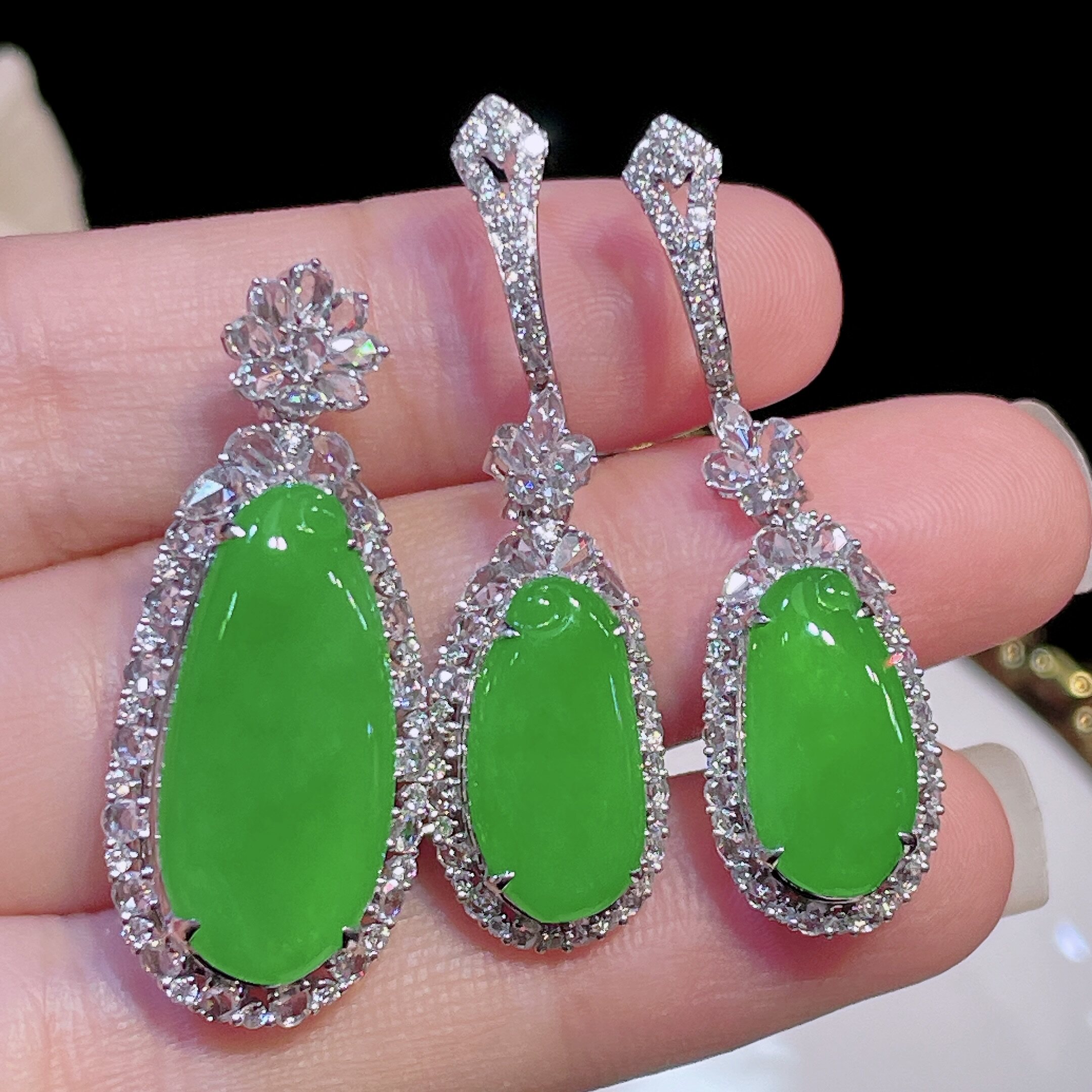 翠秦之皇冰阳绿福瓜吊坠 18k金镶嵌天然翡翠A货种色兼备气质优雅