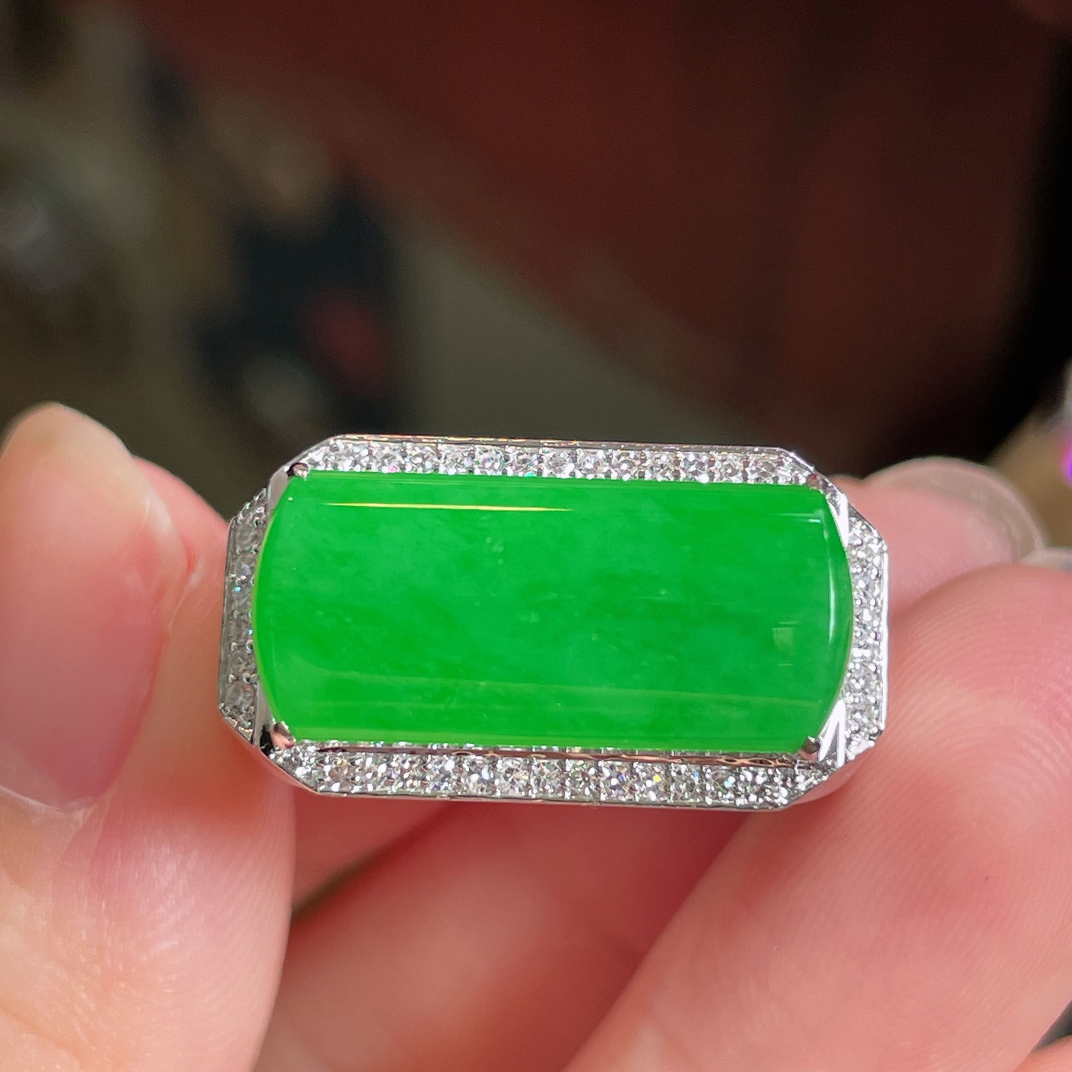 翠秦之皇冰阳绿马鞍戒指 18k金镶嵌天然翡翠A货种色兼备气质优雅