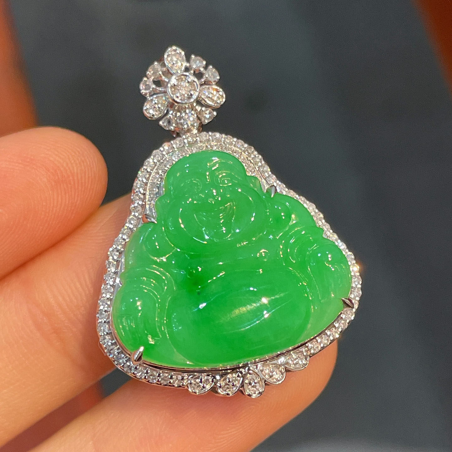 翠秦之皇冰阳绿佛公吊坠 18k金镶嵌天然翡翠A货种色兼备气质优雅