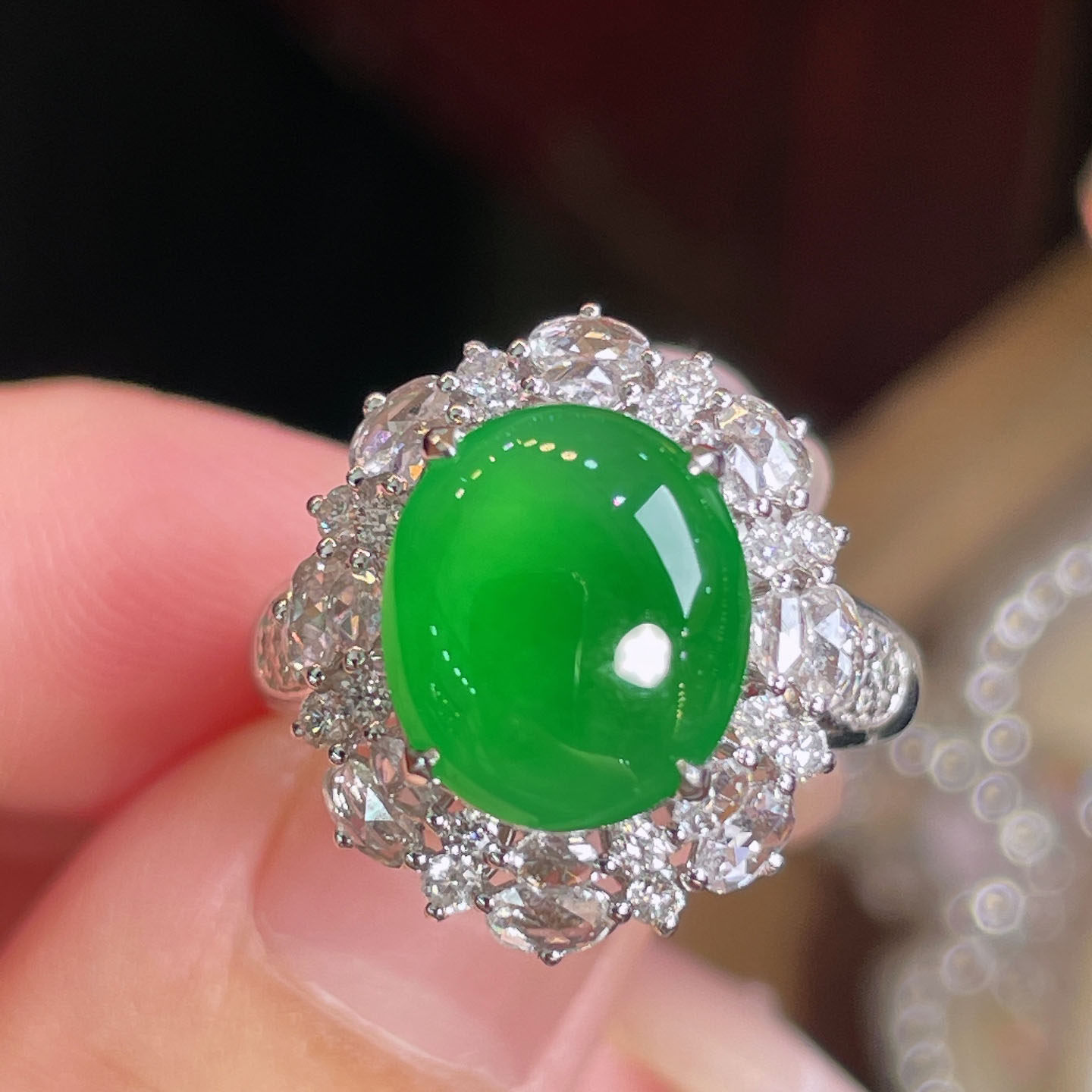 翠秦之皇冰阳绿蛋面戒指 18k金镶嵌天然翡翠A货种色兼备气质优雅