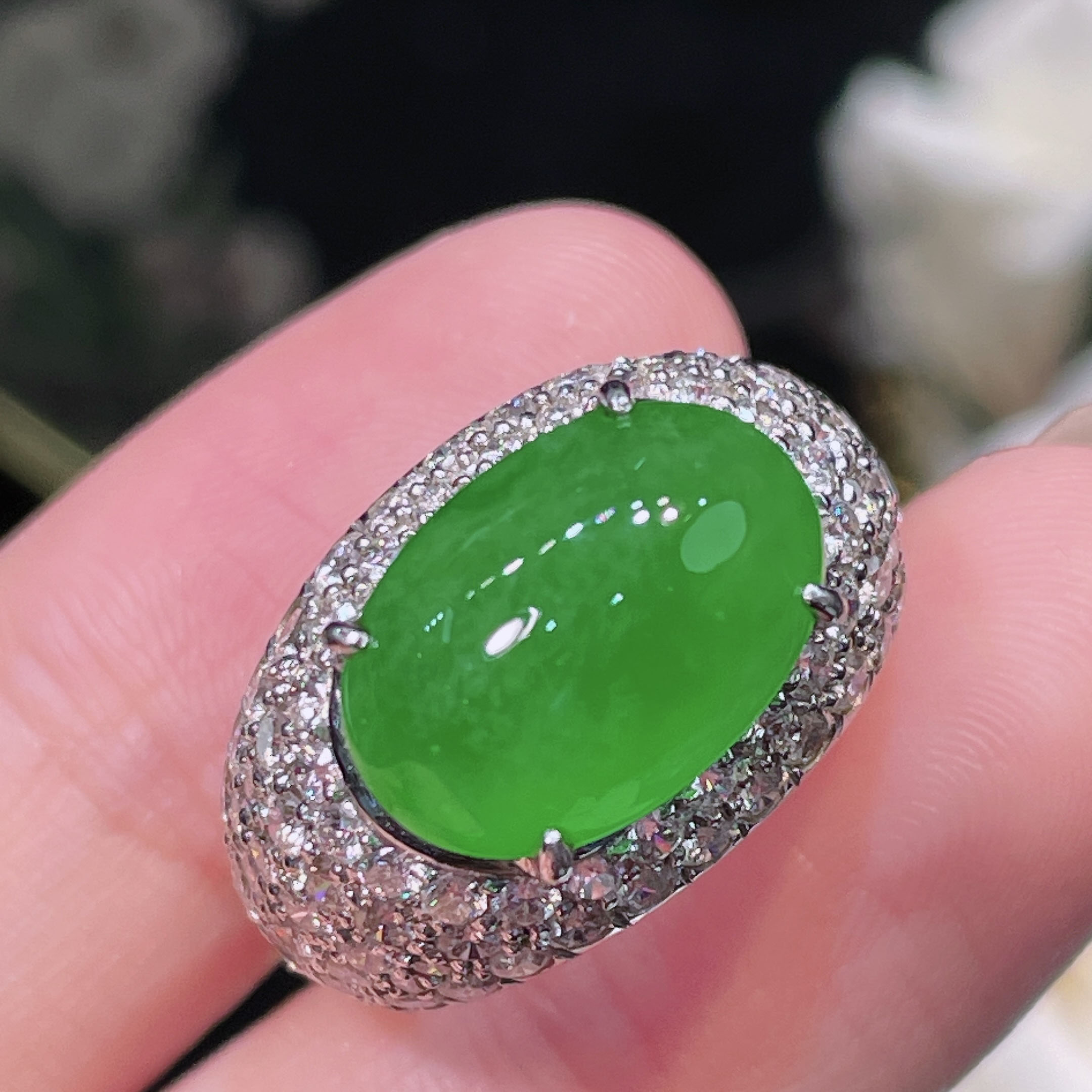 翠秦之皇冰阳绿蛋面戒指 18k金镶嵌天然翡翠A货种色兼备气质优雅