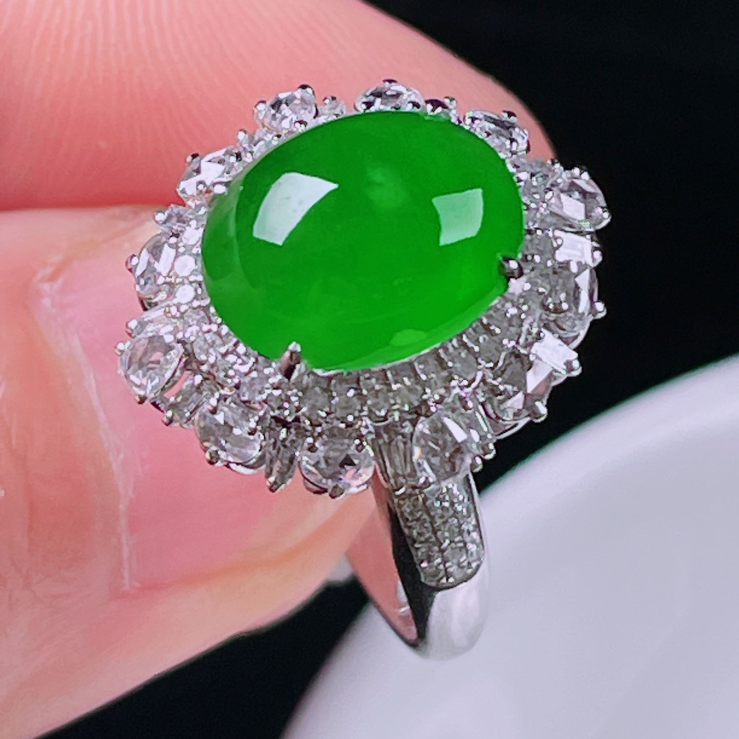 翠秦之皇冰阳绿蛋面戒指 18k金镶嵌天然翡翠A货种色兼备气质优雅