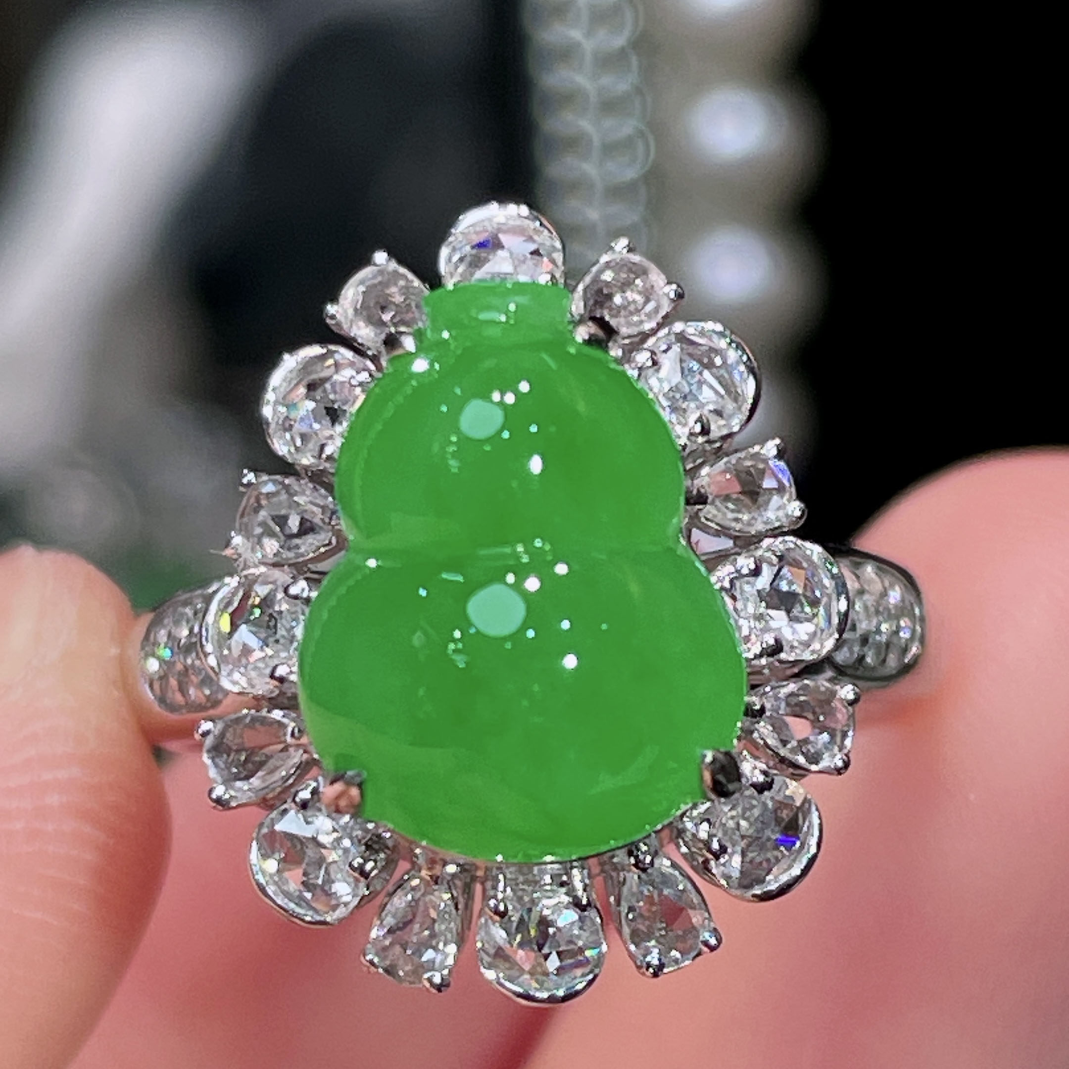 翠秦之皇冰阳绿葫芦戒指 18k金镶嵌天然翡翠A货种色兼备气质优雅