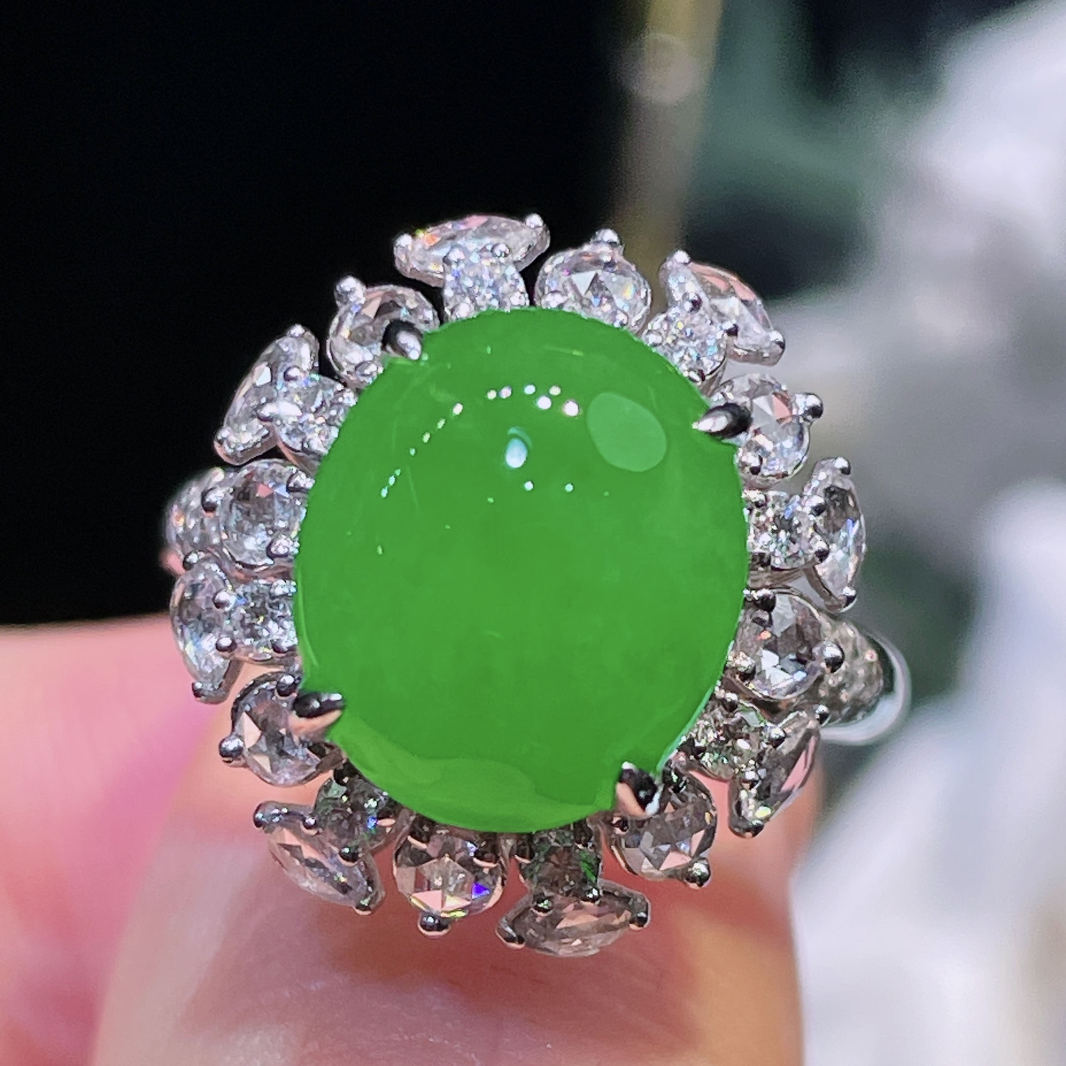 翠秦之皇冰阳绿蛋面戒指 18k金镶嵌天然翡翠A货种色兼备气质优雅