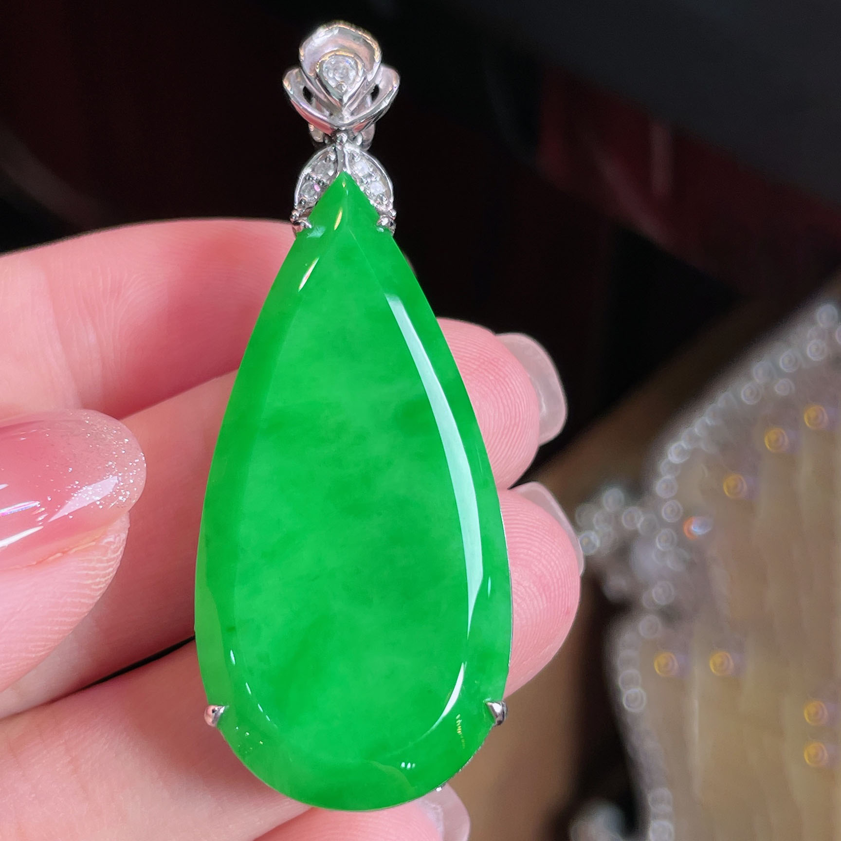 翠秦之皇冰阳绿水滴吊坠 18k金镶嵌天然翡翠A货种色兼备气质优雅