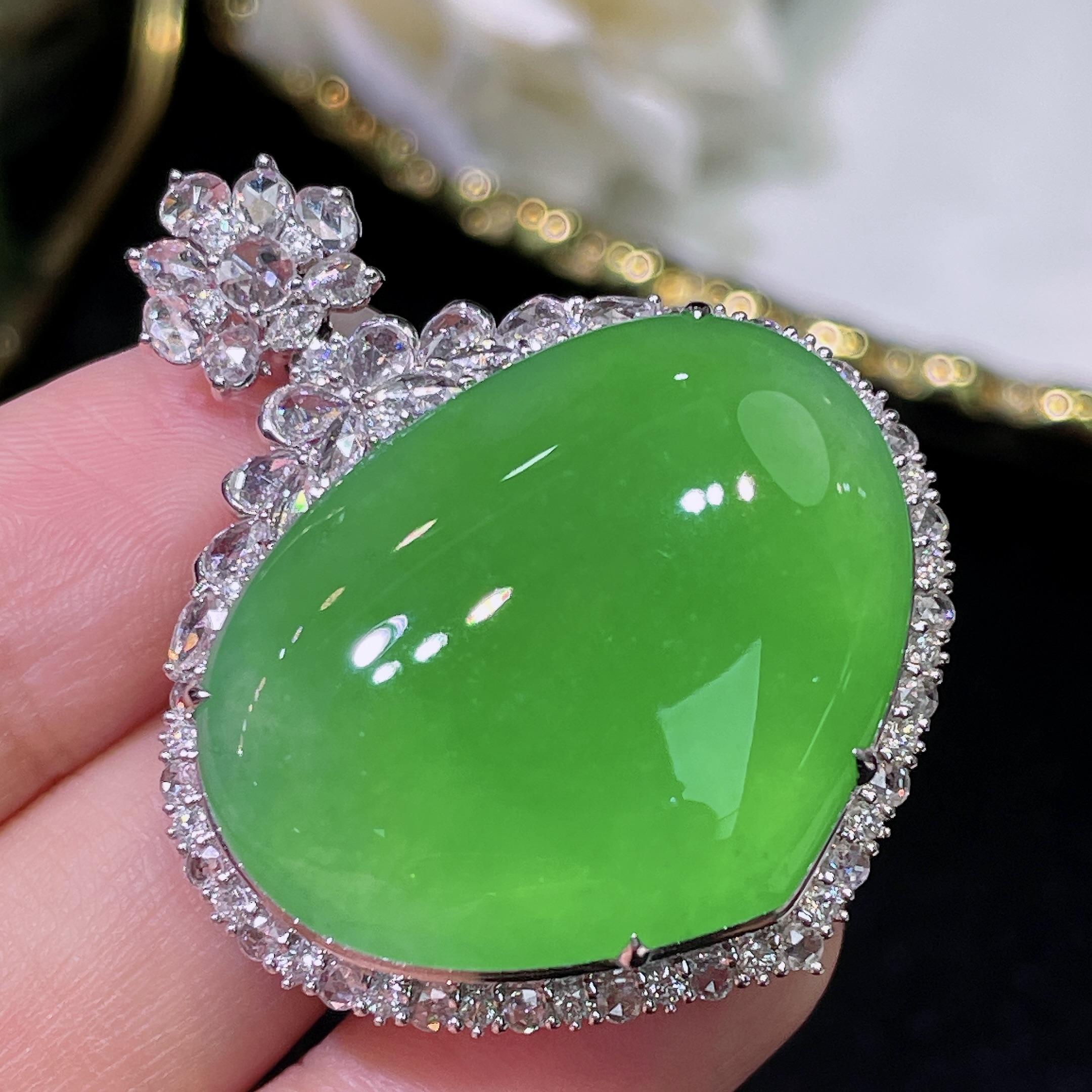 翠秦之皇冰阳绿水滴吊坠 18k金镶嵌天然翡翠A货种色兼备气质优雅