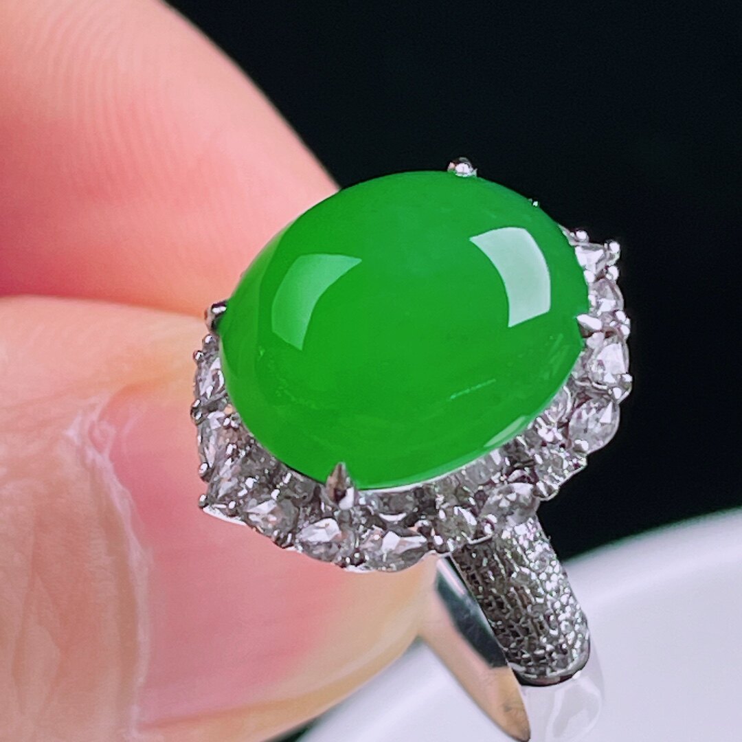 翠秦之皇冰辣绿蛋面戒指 18k金钻石镶嵌天然A货翡翠饱满莹润冰透
