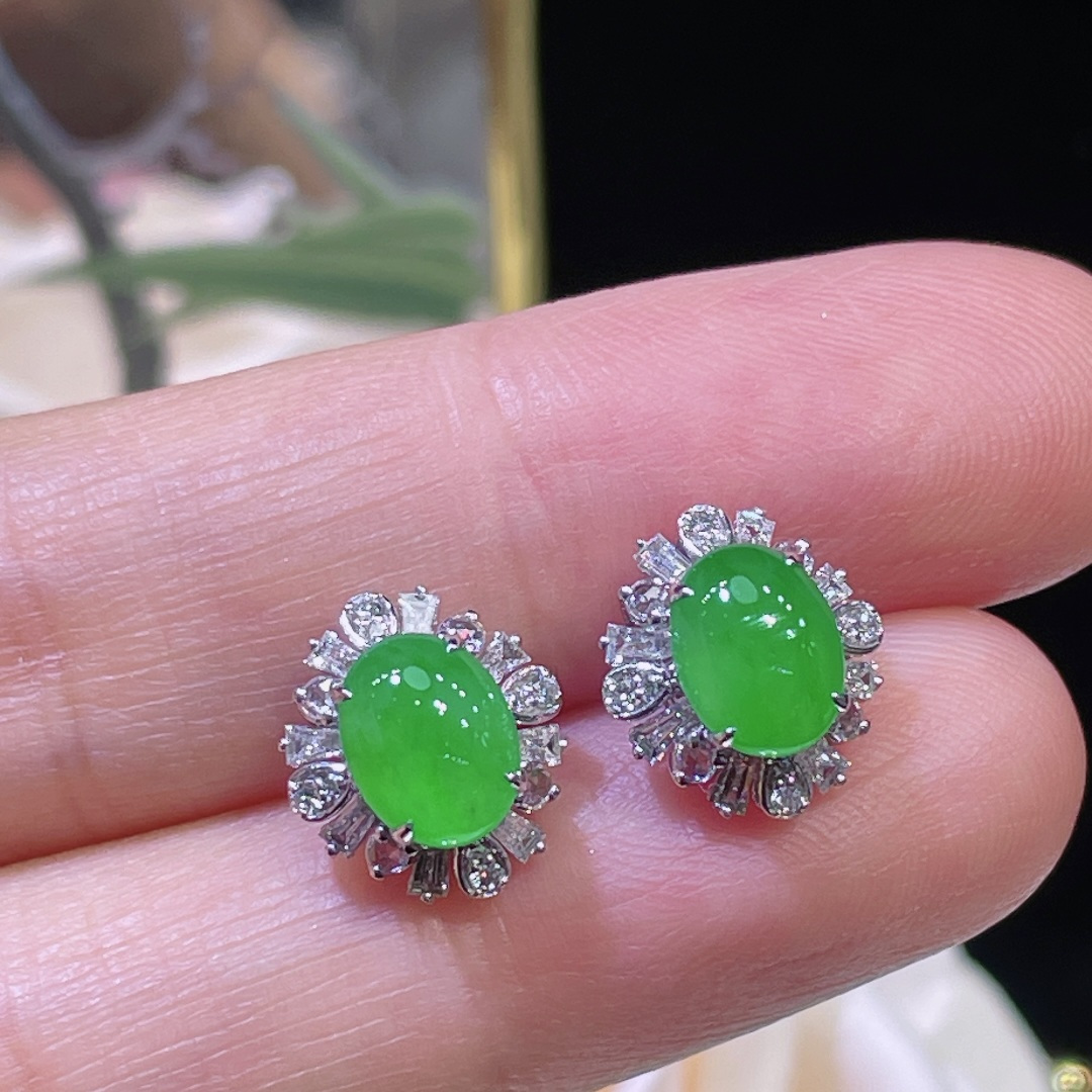 翠秦之皇冰阳绿蛋面耳钉 18k金镶嵌天然翡翠A货种色兼备气质优雅