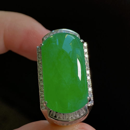 翠秦之皇冰阳绿马鞍戒指 18k金镶嵌天然翡翠A货种色兼备气质优雅