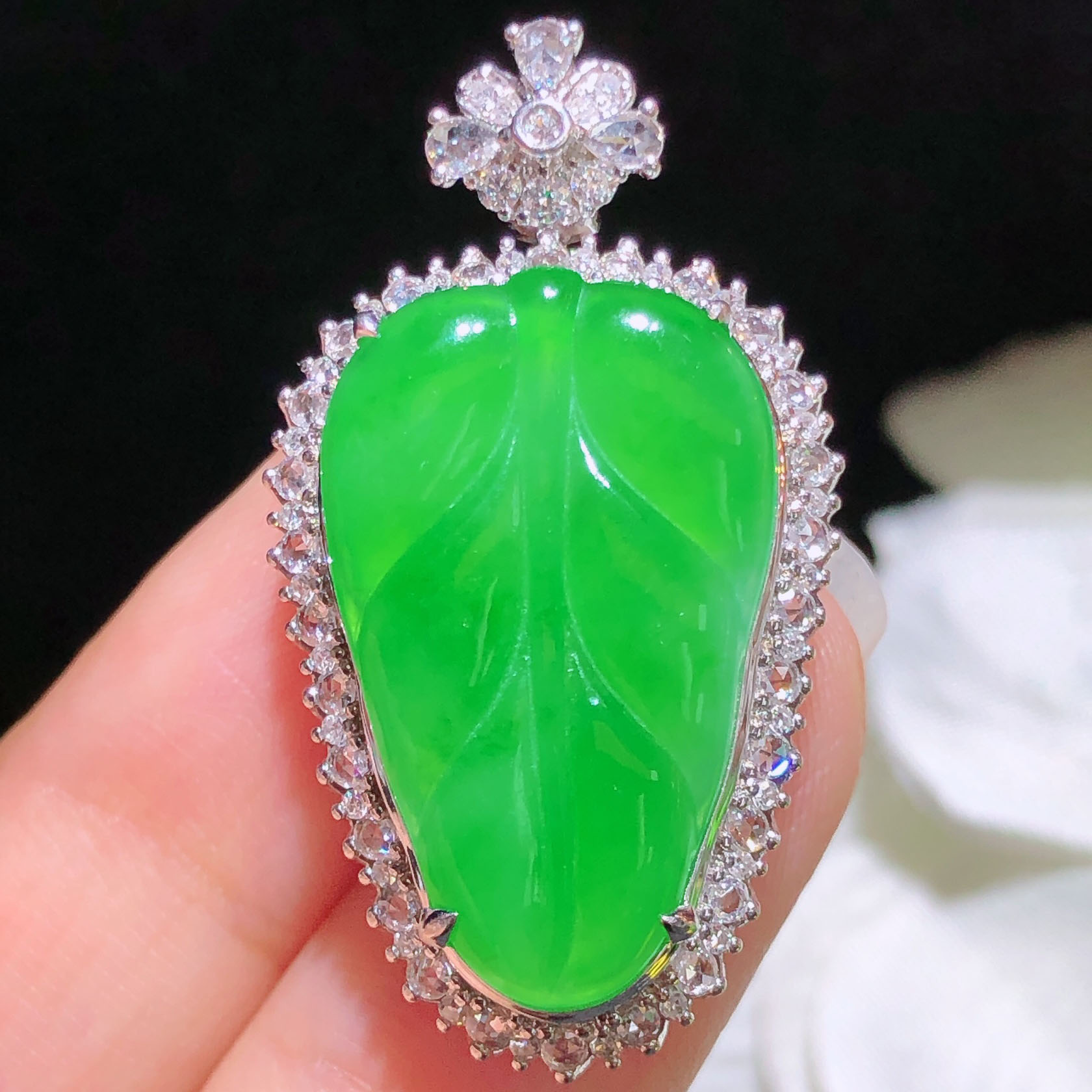 翠秦之皇冰阳绿叶子吊坠 18k金镶嵌天然缅甸翡翠A货水润细腻种老