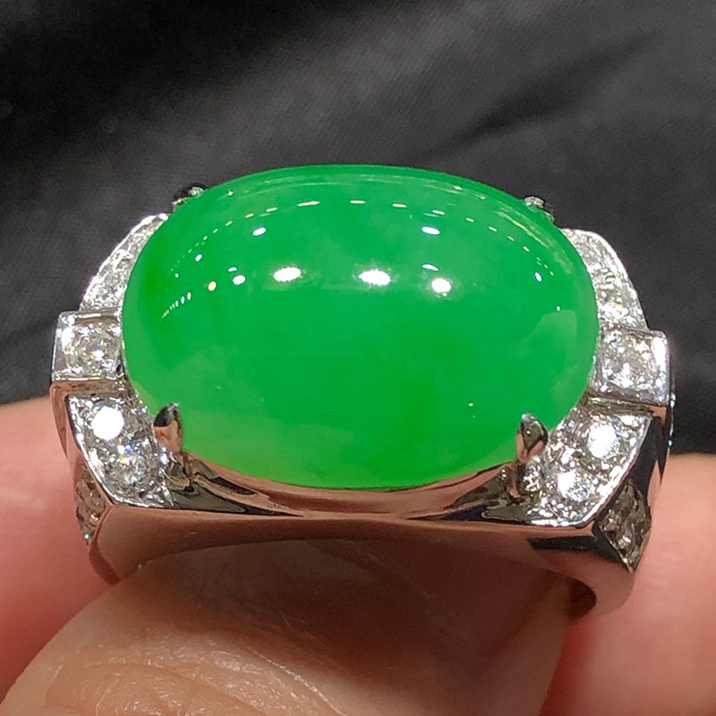 高冰阳绿蛋面男戒指 18K金镶嵌天然缅甸翡翠冰透水润