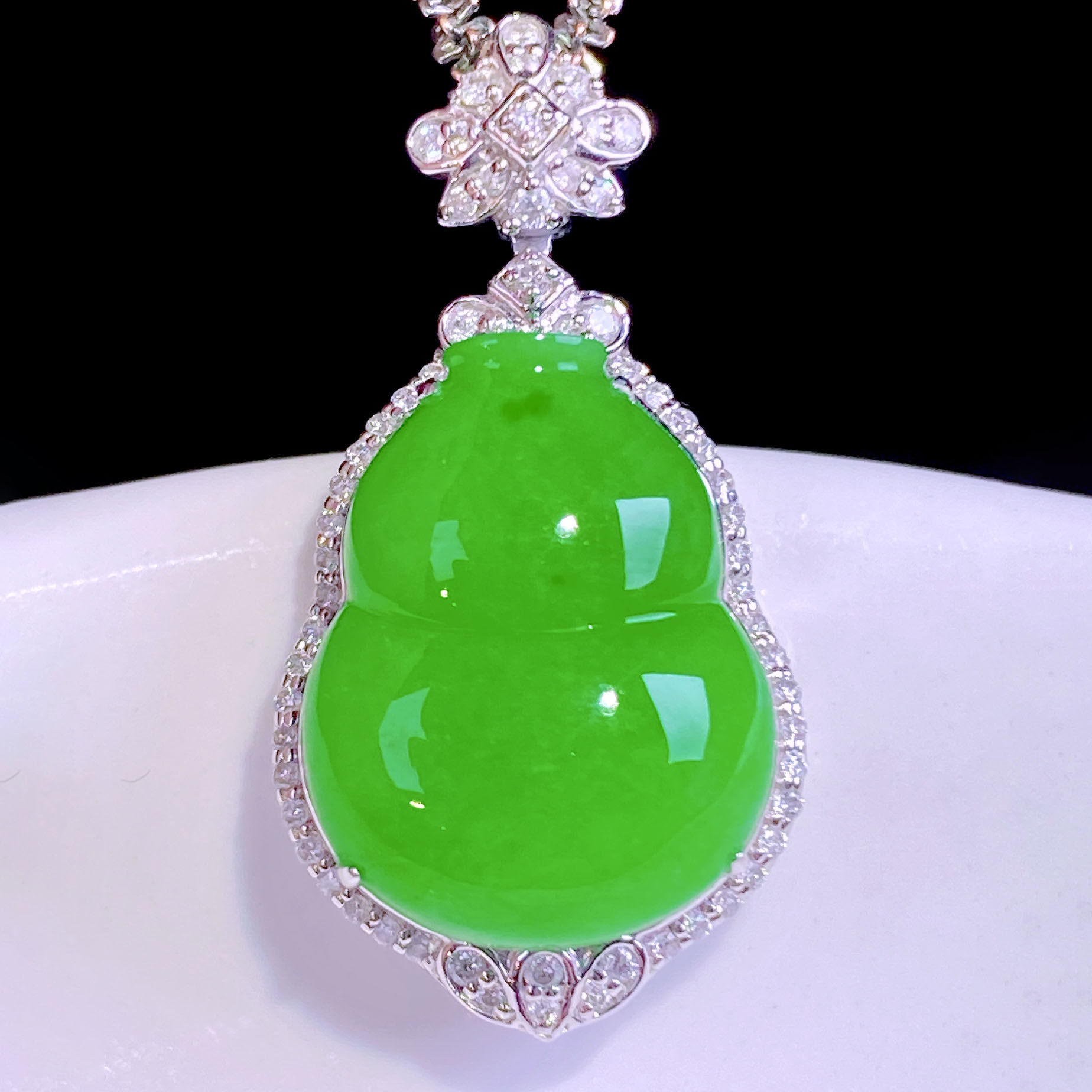 翠秦之皇冰阳绿葫芦吊坠 18k金钻石镶嵌天然A货翡翠饱满莹润冰透