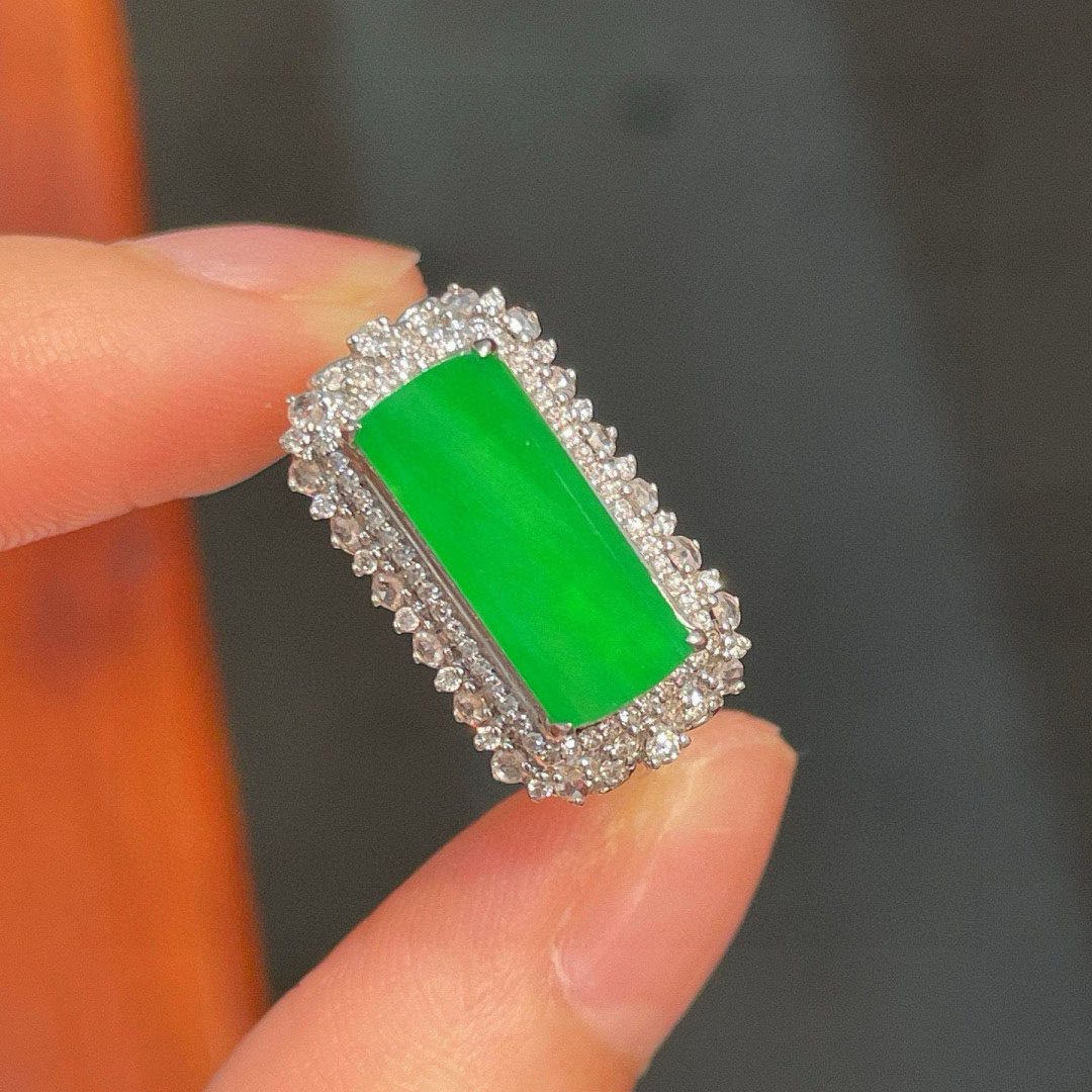 翠秦之皇冰阳绿无事牌戒指 18k金镶嵌天然翡翠A货高档礼物收藏