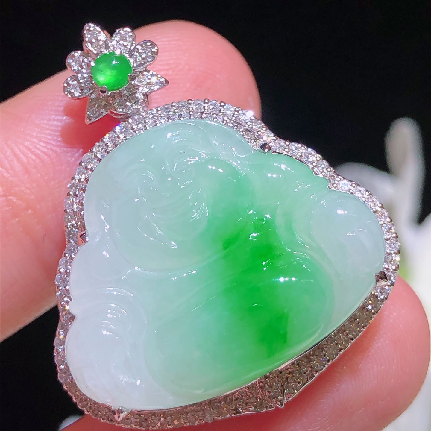 翠秦之皇冰阳绿佛公吊坠 18k金镶嵌天然翡翠A货种色兼备气质优雅