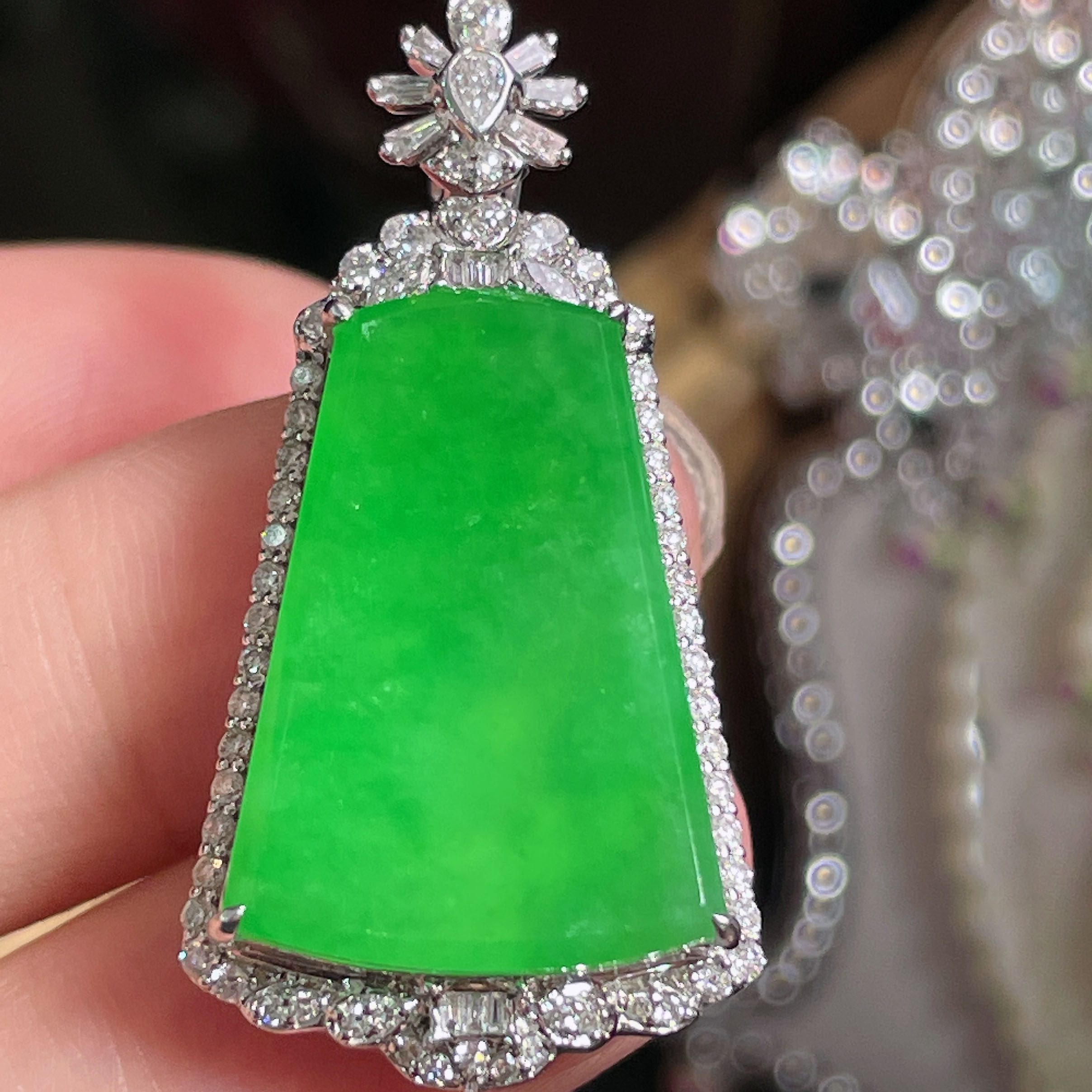 翠秦之皇冰阳绿无事牌吊坠 18k金镶嵌天然翡翠A货种色兼备气质