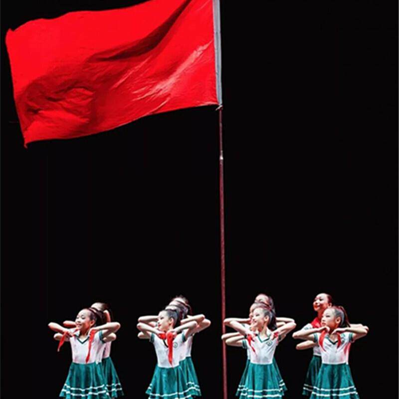 韩式一角舞蹈大合唱小小的儿童少先队员服装演出我爱你衣服朗诵红