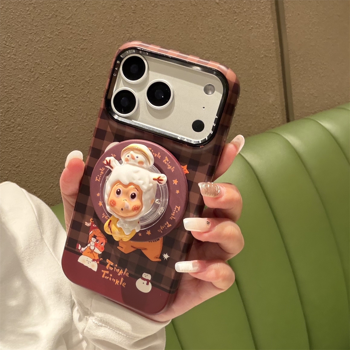 宏界 秋冬棕色格纹可爱雪人星星人磁吸支架适用苹果17ProMax手机壳iphone15新款16pro菲林14pro防摔13保护套