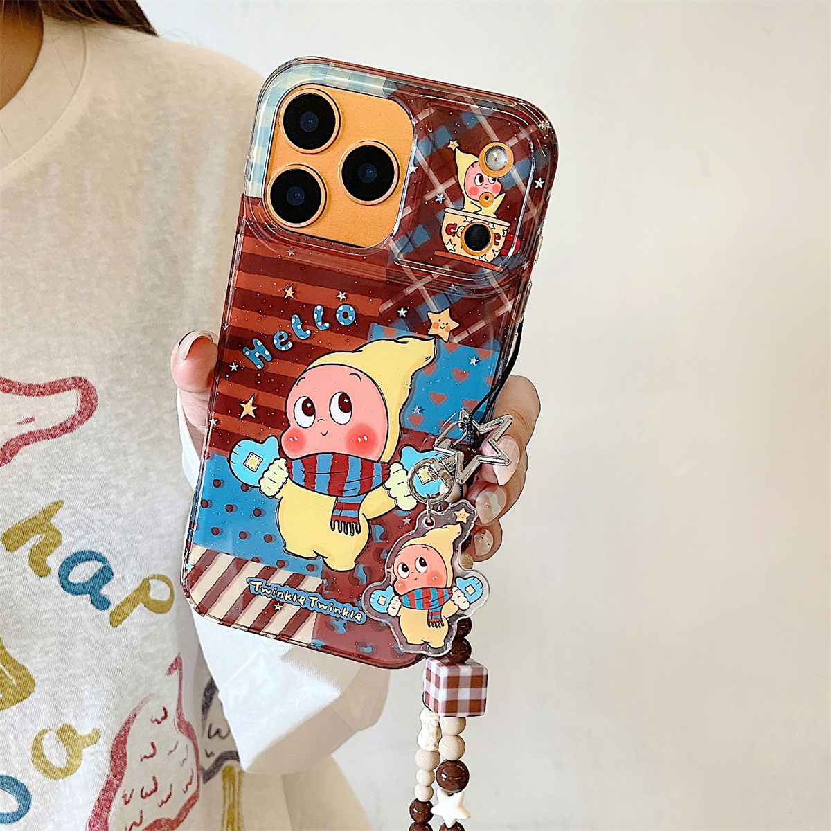 宏界 秋冬可爱棕色格纹拼接围巾星星人适用苹果17ProMax手机壳iphone15新款16pro硅胶13女款14pro防摔保护套