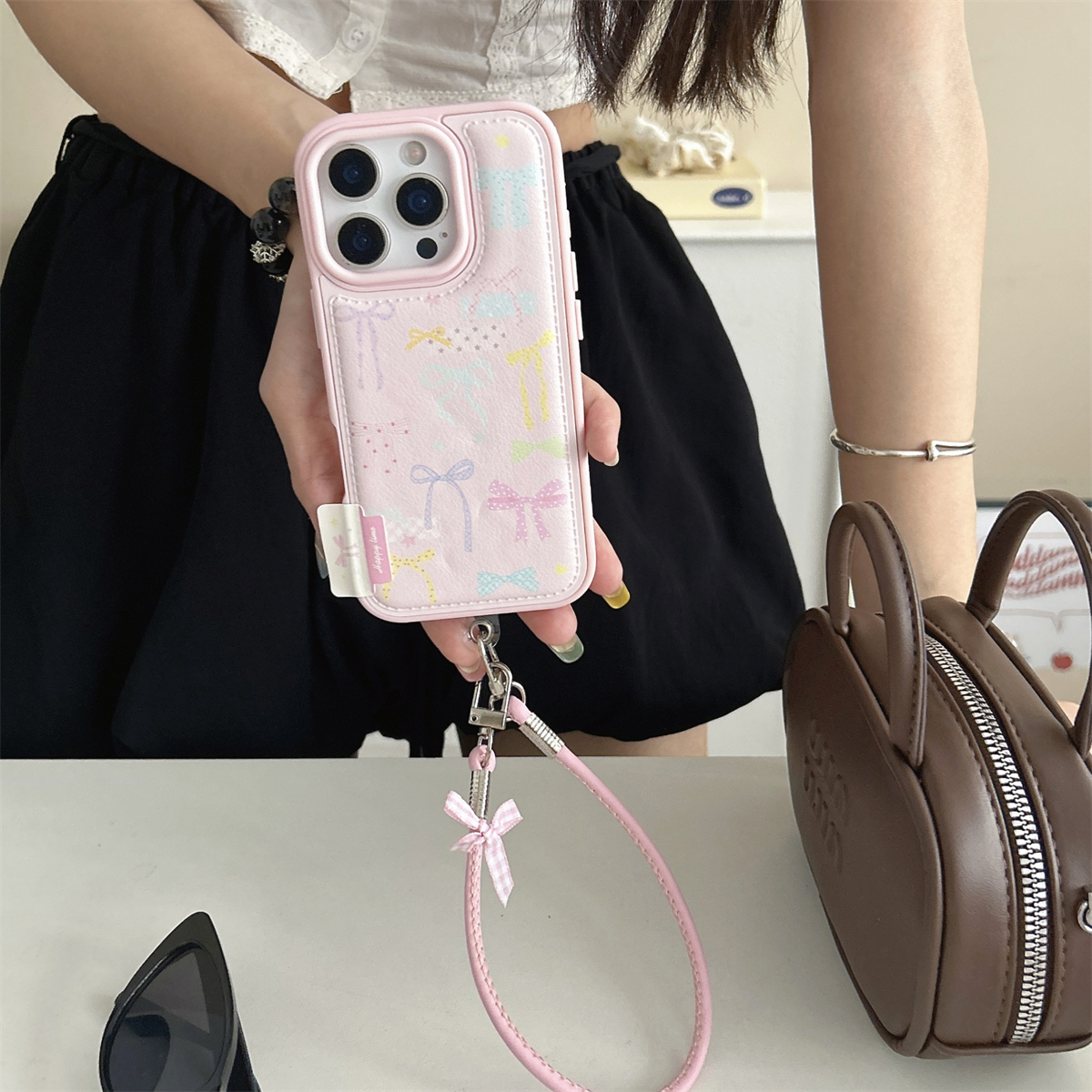 宏界 秋冬皮纹ins风彩色蝴蝶结带手绳适用苹果17ProMax手机壳iphone15新款16pro时尚13女款14pro防摔保护套