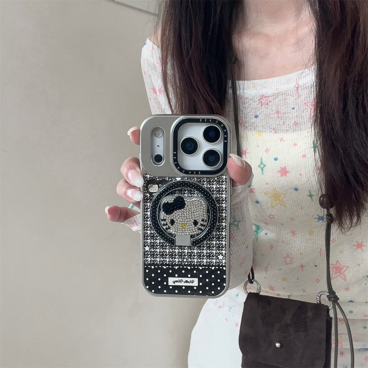 宏界 秋冬小香风格纹拼接闪钻Kitty猫折叠支架适用苹果17ProMax手机壳iphone15新款16pro女款14pro防摔保护套