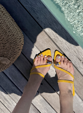 PickRui 睿哥 焦点聚集 黄色金属夹趾拖高级感气质露趾粗跟凉鞋