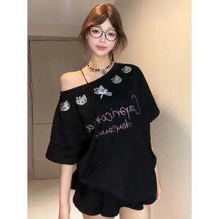 甜辣妹可爱kiity猫烫钻蝴蝶结斜肩短袖T恤女夏季设计感露肩上衣服