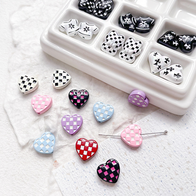 棋盘格网感y2k小熊衣服爱心黑白风合金DIY手工串珠散珠直孔手机链