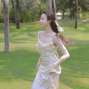 2025夏季新款仙气板栗小香风缎面设计感小众仙女薄款吊带连衣裙