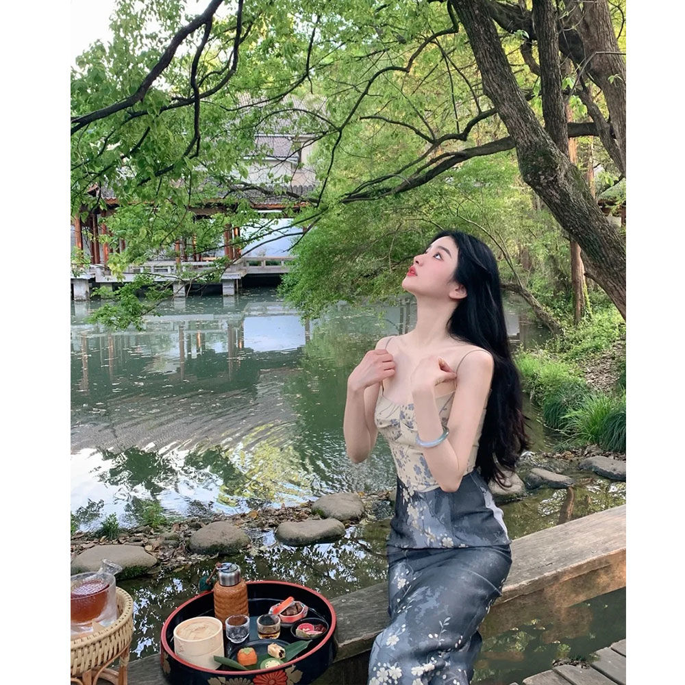 留白碎花吊带改良旗袍连