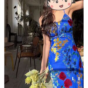 致命女人 蓝色印花辣妹镂空露背显瘦吊带连衣裙