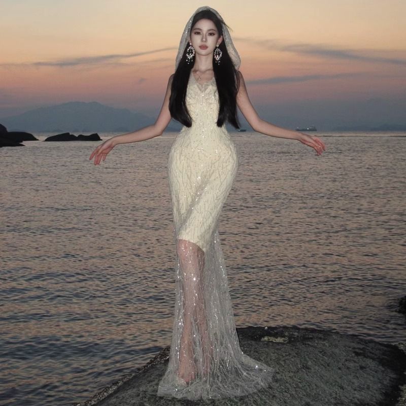 小众沙丘废土风亮片连衣裙女高级感细闪连帽生日礼服海边度假长裙